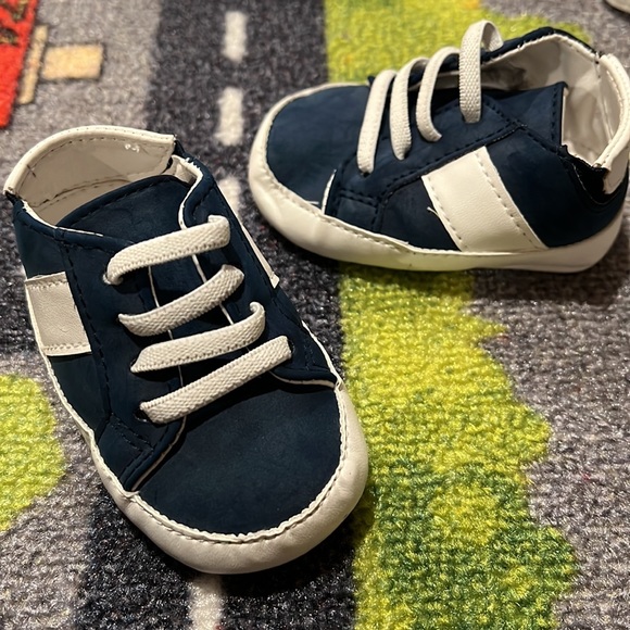 THREE pair of baby shoes, size 0-3 months EUC! Dinosaur, camouflage, blue! - Picture 2 of 7